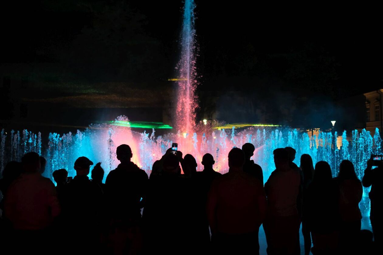  Pierwszy w tym sezonie pokaz lubelskiej fontanny multimedialnej (zdjęcie 3) - Autor: DW