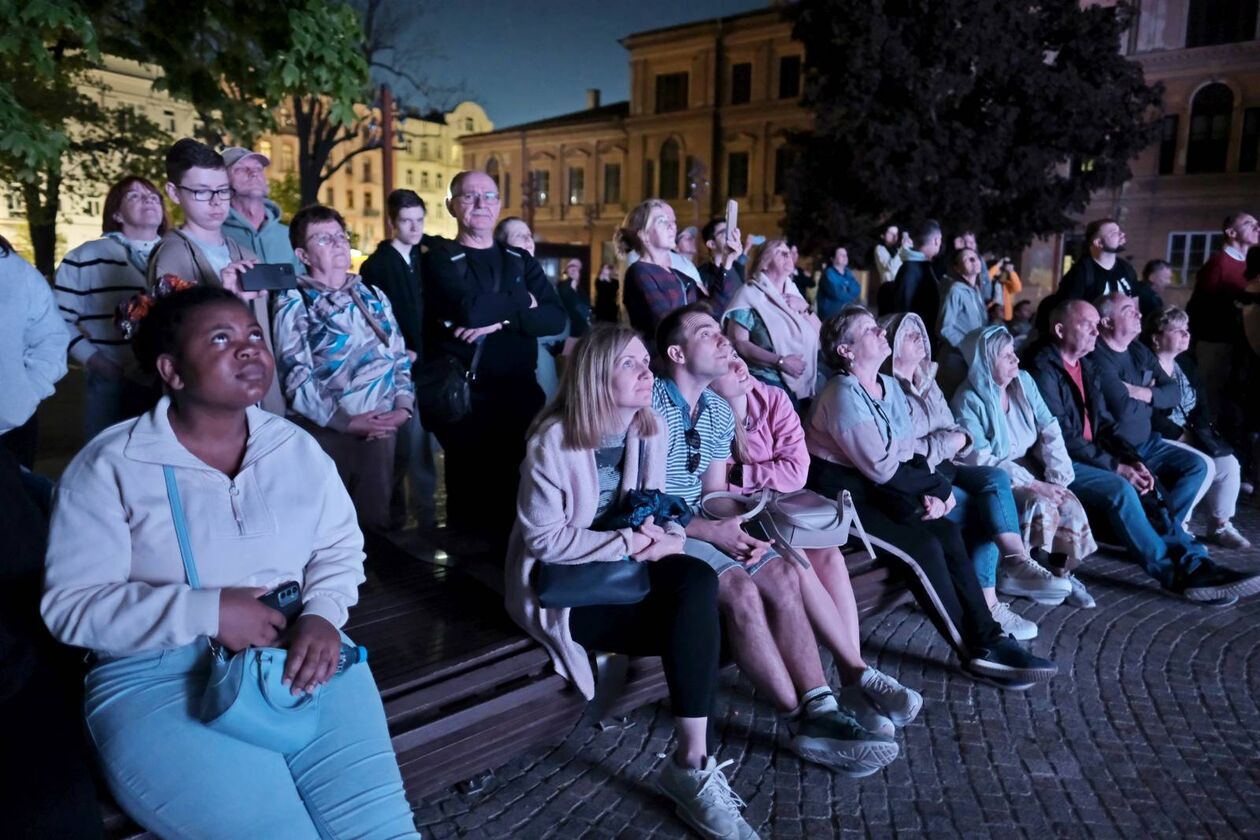  Pierwszy w tym sezonie pokaz lubelskiej fontanny multimedialnej (zdjęcie 16) - Autor: DW