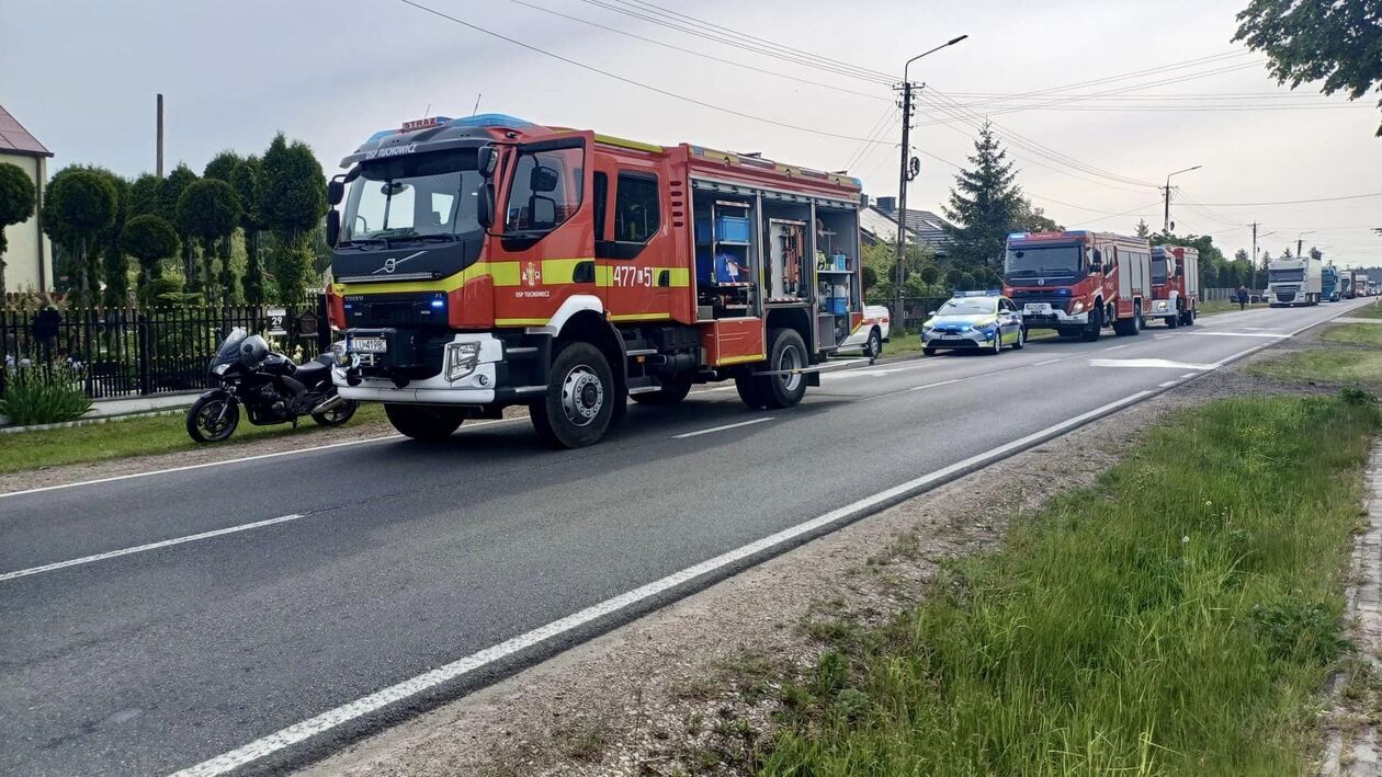  Wypadek na drodze krajowej nr 76 w miejscowości Wólka Zastawska (zdjęcie 3) - Autor: Facebook/OSP KSRG Tuchowicz