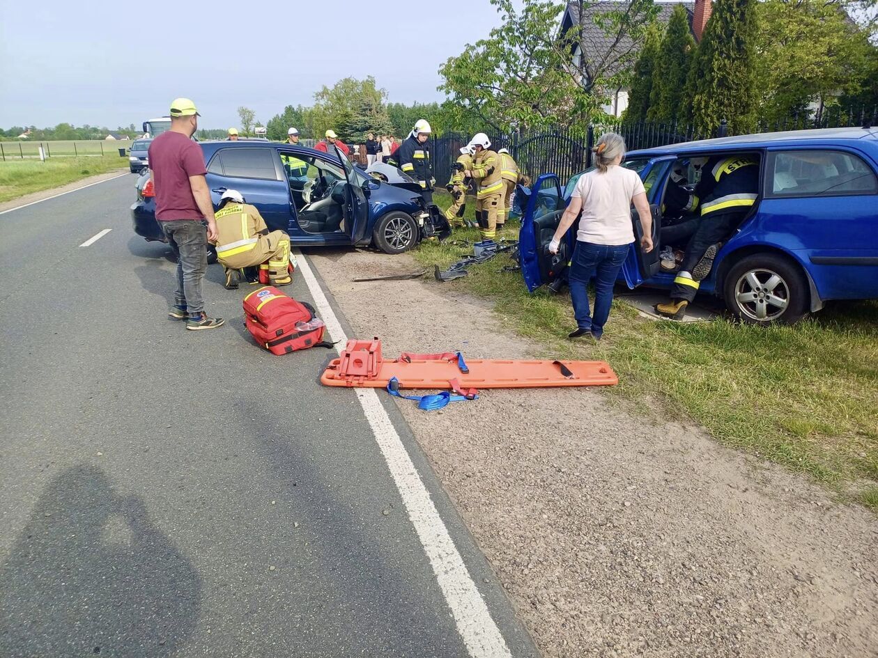  Wypadek na drodze krajowej nr 76 w miejscowości Wólka Zastawska (zdjęcie 6) - Autor: Facebook/OSP KSRG Tuchowicz