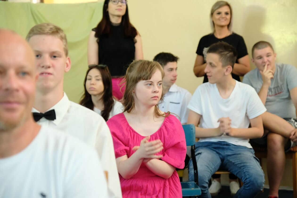  Specjalny Ośrodek Szkolno - Wychowawczy nr 1: występy podopiecznych z okazji Dnia Matki (zdjęcie 11) - Autor: DW