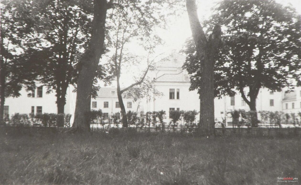  <p>Lata 1935-1939. Budynek Dow&oacute;dztwa Szkoły lotniczej w Dęblinie.</p>