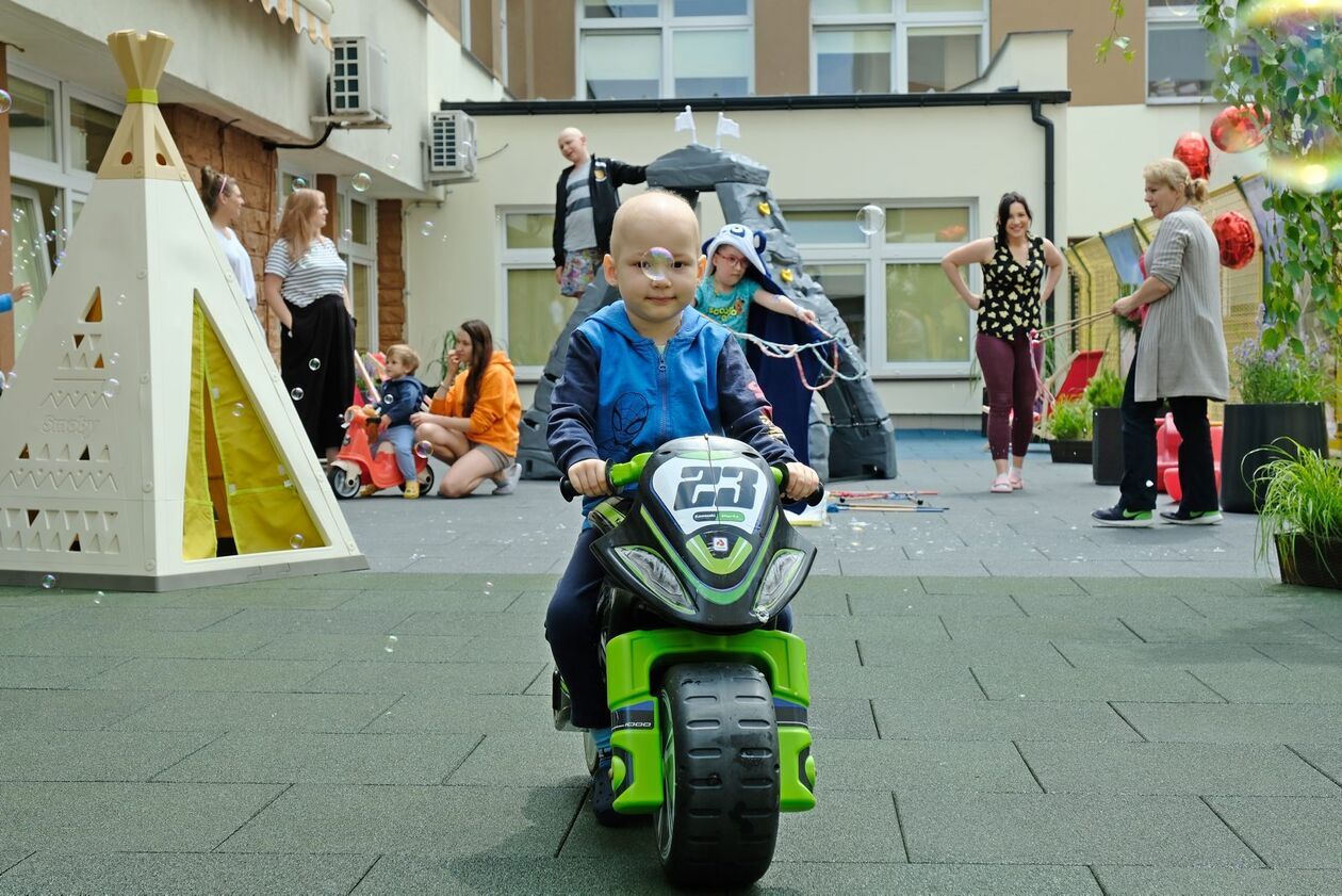  Taras dla pacjentów Oddziału Hematologii, Onkologii i Transplantologii USzD (zdjęcie 8) - Autor: DW