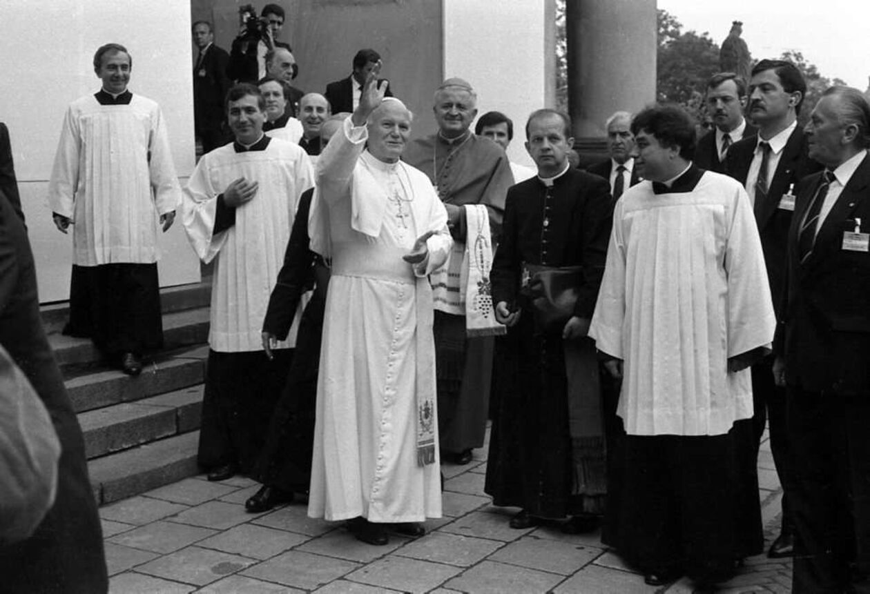 <p>Papież przed Archikatedrą Lubelską.</p>