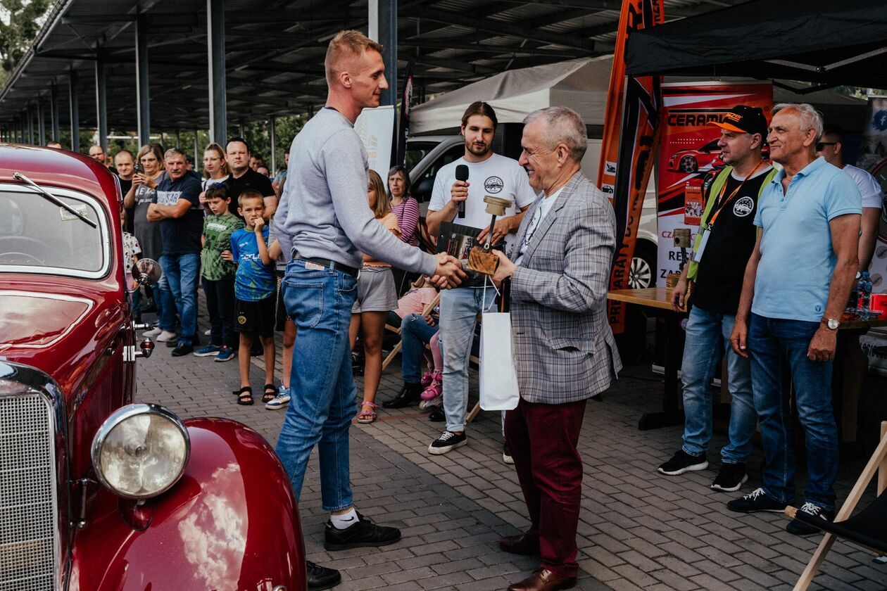  Klasyki mają się dobrze. Stare samochody w Puławach (zdjęcie 1) - Autor: M. Szubartowski