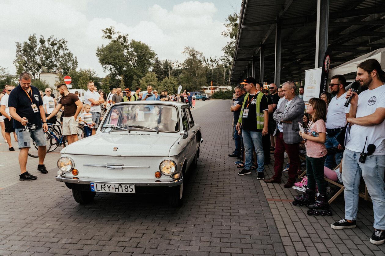  Klasyki mają się dobrze. Stare samochody w Puławach (zdjęcie 1) - Autor: M. Szubartowski