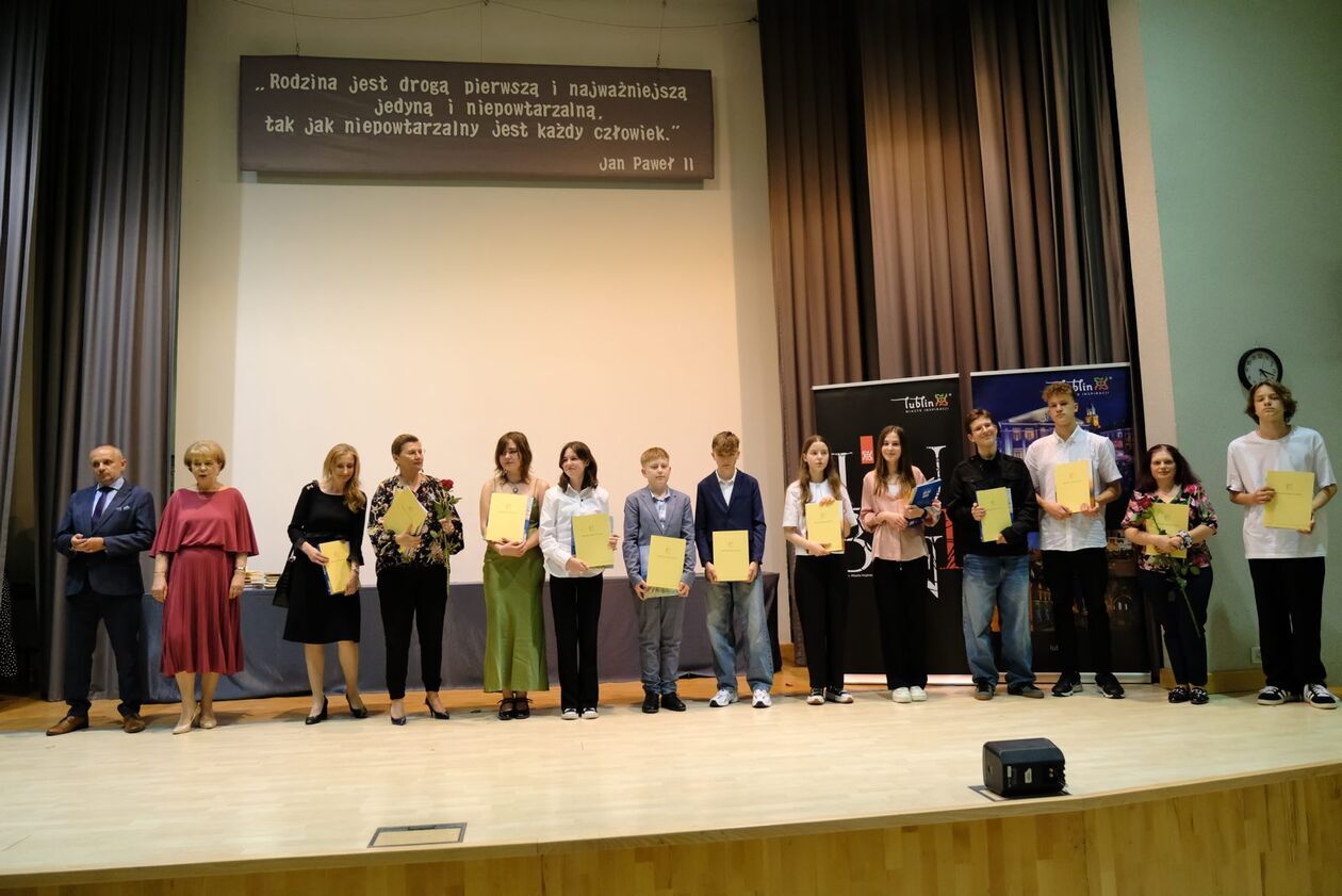  Stypendia dla uczniów podstawówek– laureatów konkursów przedmiotowych i tematycznych (zdjęcie 124) - Autor: DW