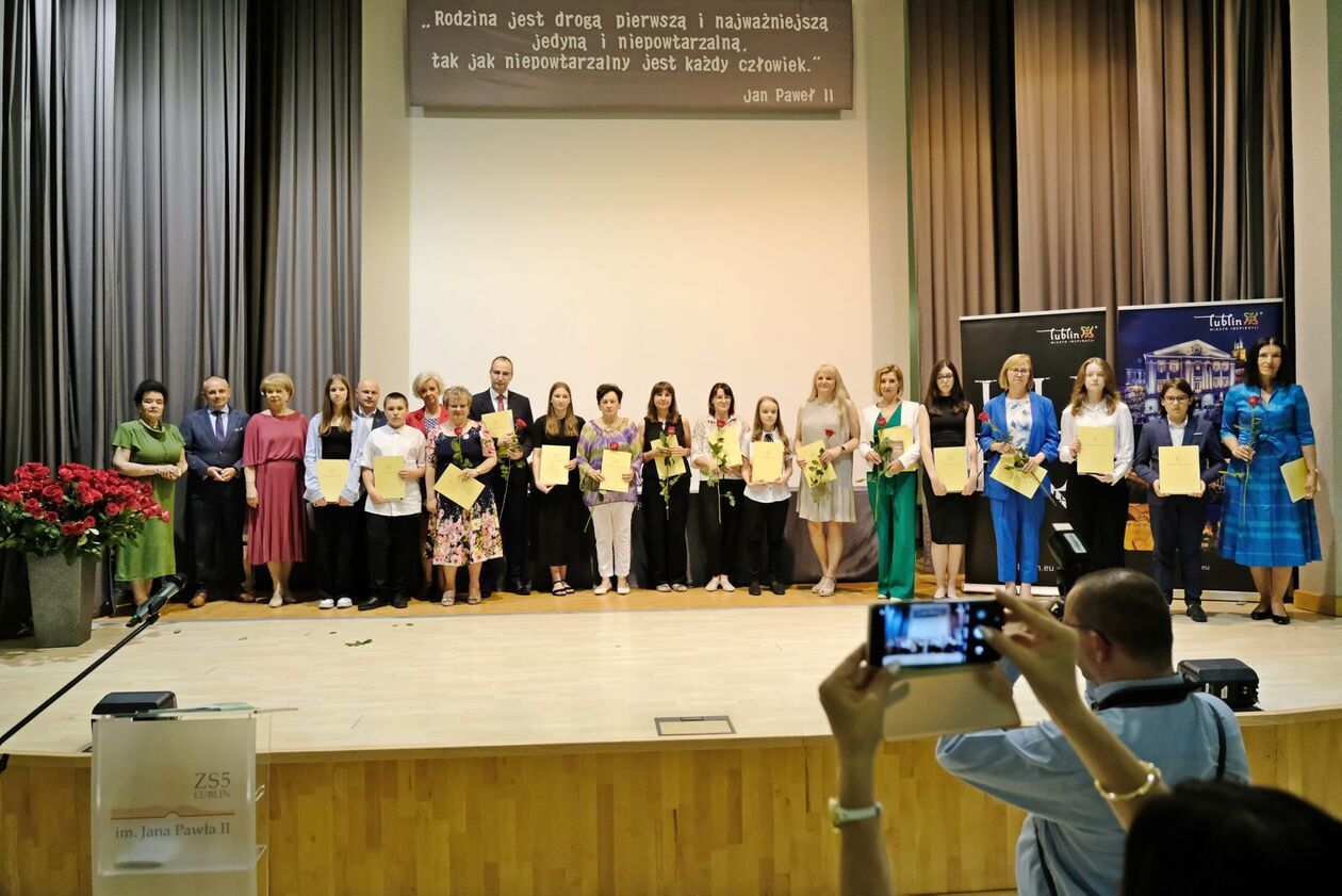  Stypendia dla uczniów podstawówek– laureatów konkursów przedmiotowych i tematycznych (zdjęcie 97) - Autor: DW