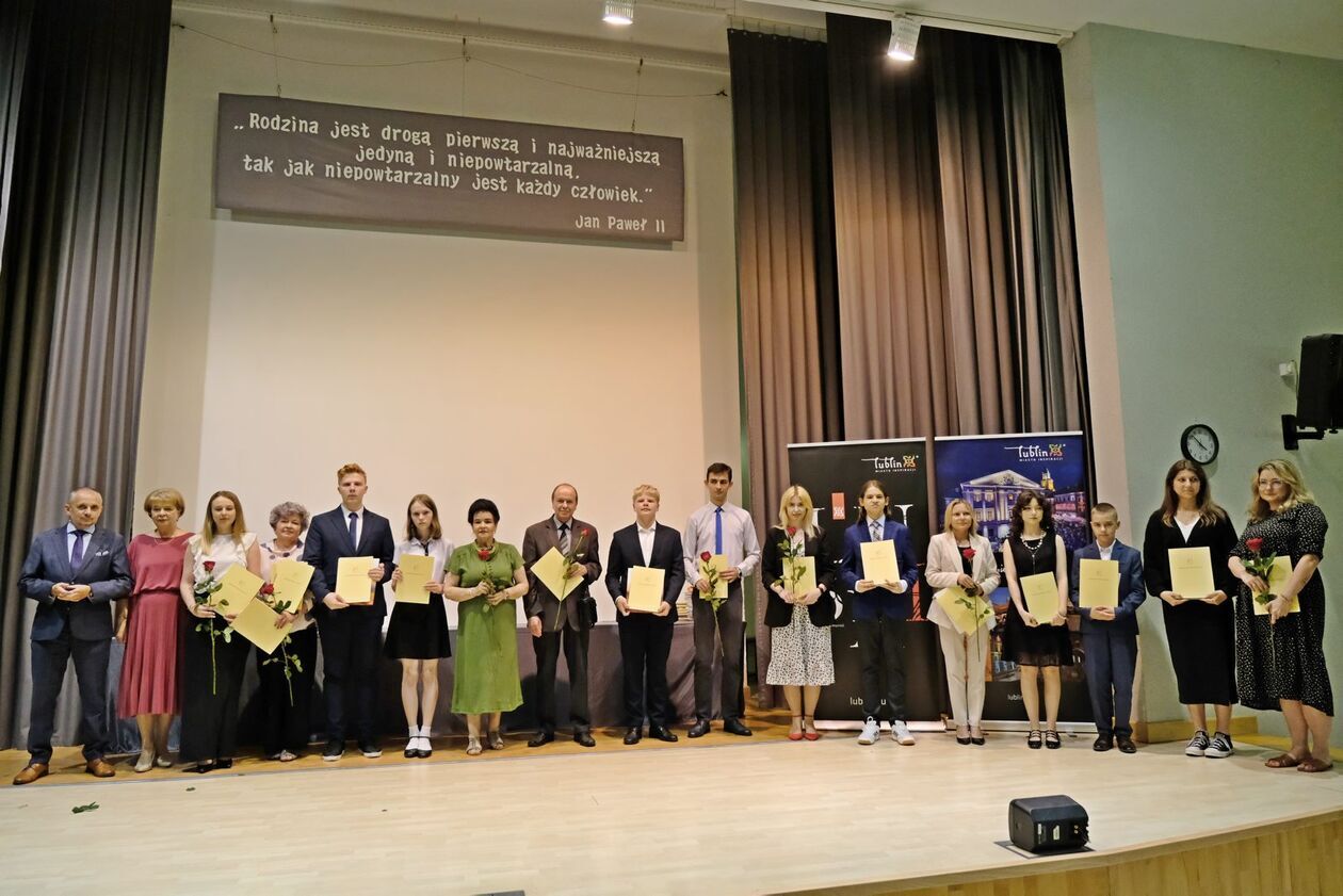  Stypendia dla uczniów podstawówek– laureatów konkursów przedmiotowych i tematycznych (zdjęcie 78) - Autor: DW