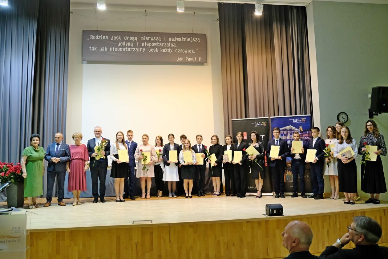  Stypendia dla uczniów podstawówek– laureatów konkursów przedmiotowych i tematycznych (zdjęcie 1) - Autor: DW