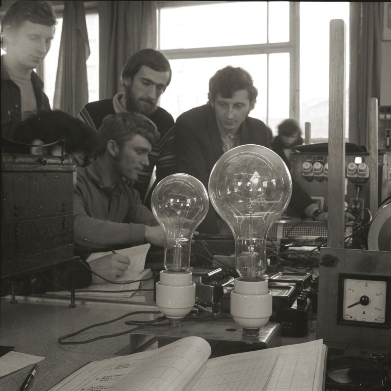  <p>Studenci w laboratorium maszyn i napęd&oacute;w elektrycznych. Drugi od lewej Henryk Banach, 1972 lub 1973 r.</p>