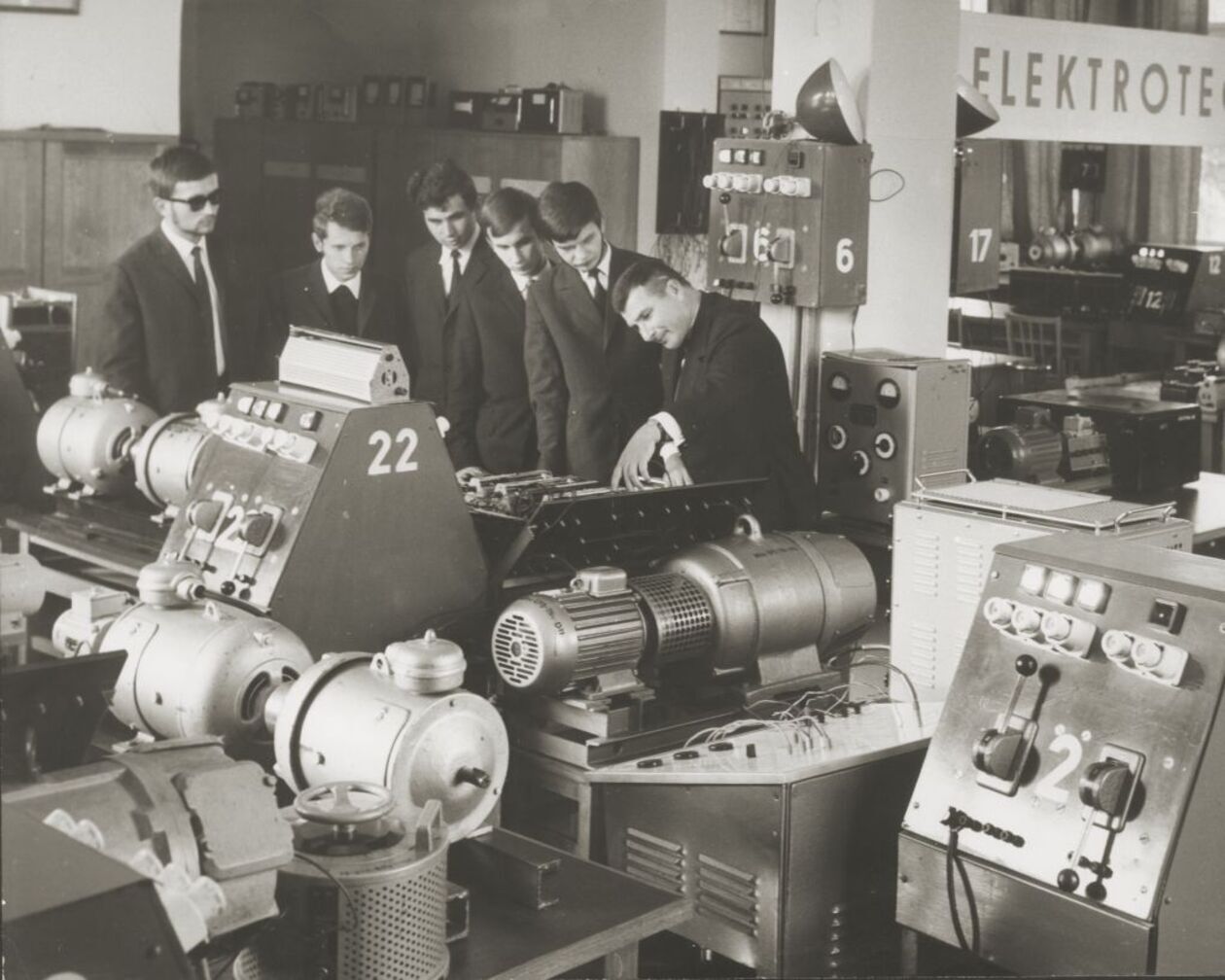  <p>Mgr inż. Kazimierz Kawiak ze studentami w laboratorium maszyn i napęd&oacute;w elektrycznych, 1968 r.</p>