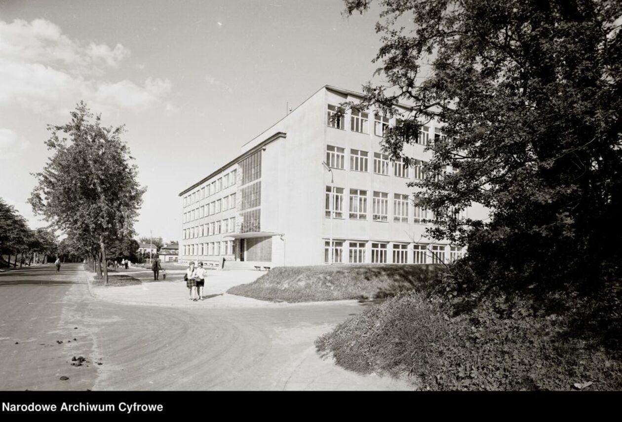  <p>Widok og&oacute;lny na budynek Wydziału Elektrycznego od str ul. nadbystrzyckiej, 1968 r., fot. Zbigniew Siemaszko, NAC.</p>