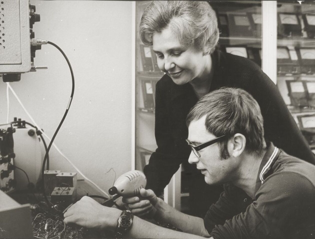  <p>Mgr inż. Barbara Podkowa i mgr Kawęcki w laboratorium elektroniki, lata 70.</p>