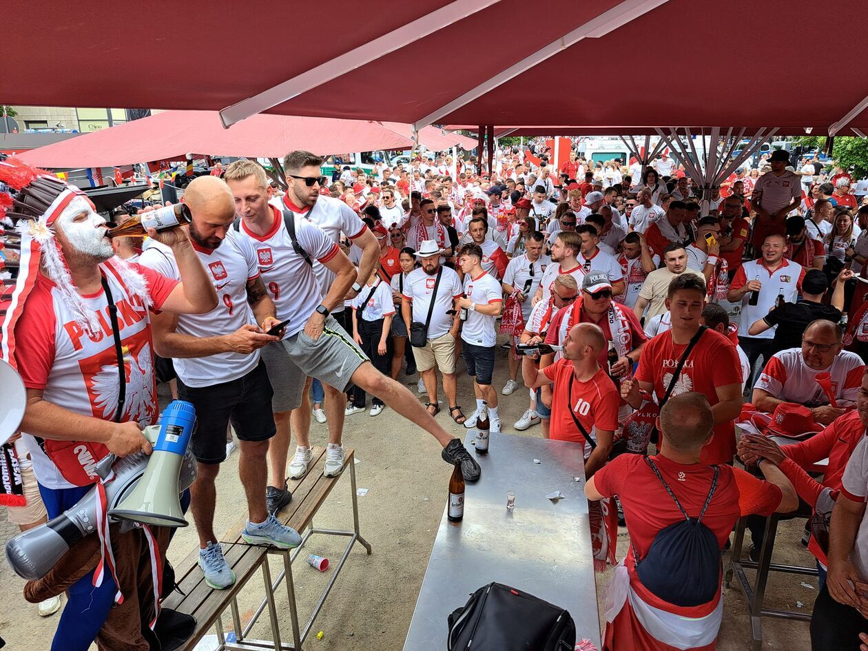  Biało-czerwoni kibice gotowi na mecz (zdjęcie 1) - Autor: BAS, nadesłane od Czytelników