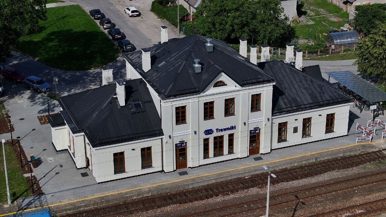 Odnowiona stacja kolejowa w Trawnikach