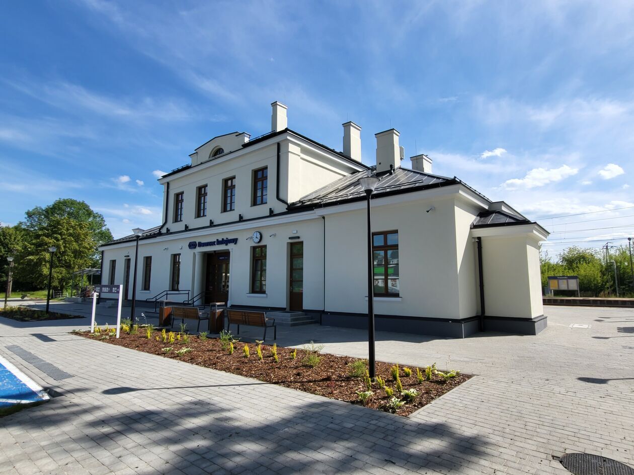  Odnowiona stacja kolejowa w Trawnikach (zdjęcie 5) - Autor: PKP SA