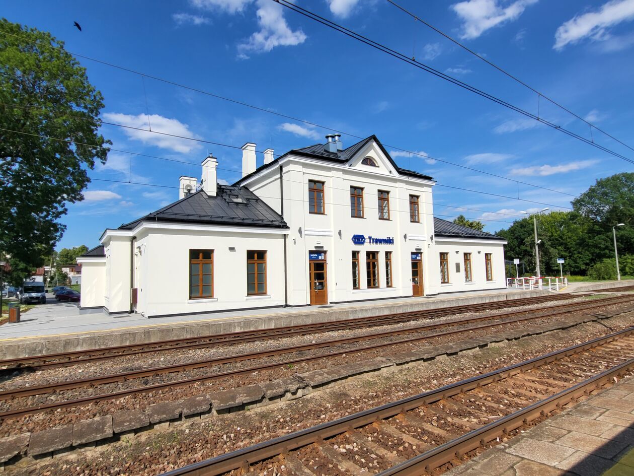  Odnowiona stacja kolejowa w Trawnikach (zdjęcie 4) - Autor: PKP SA