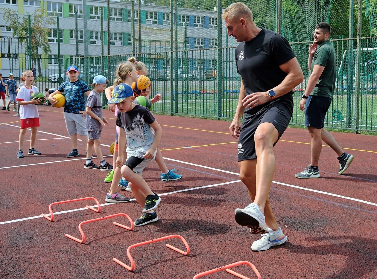  Wakacyjna Akademia Aktywnego Dziecka: trening koszykówki na boisku przy ul. Krasińskiego 7 (zdjęcie 3) - Autor: DW