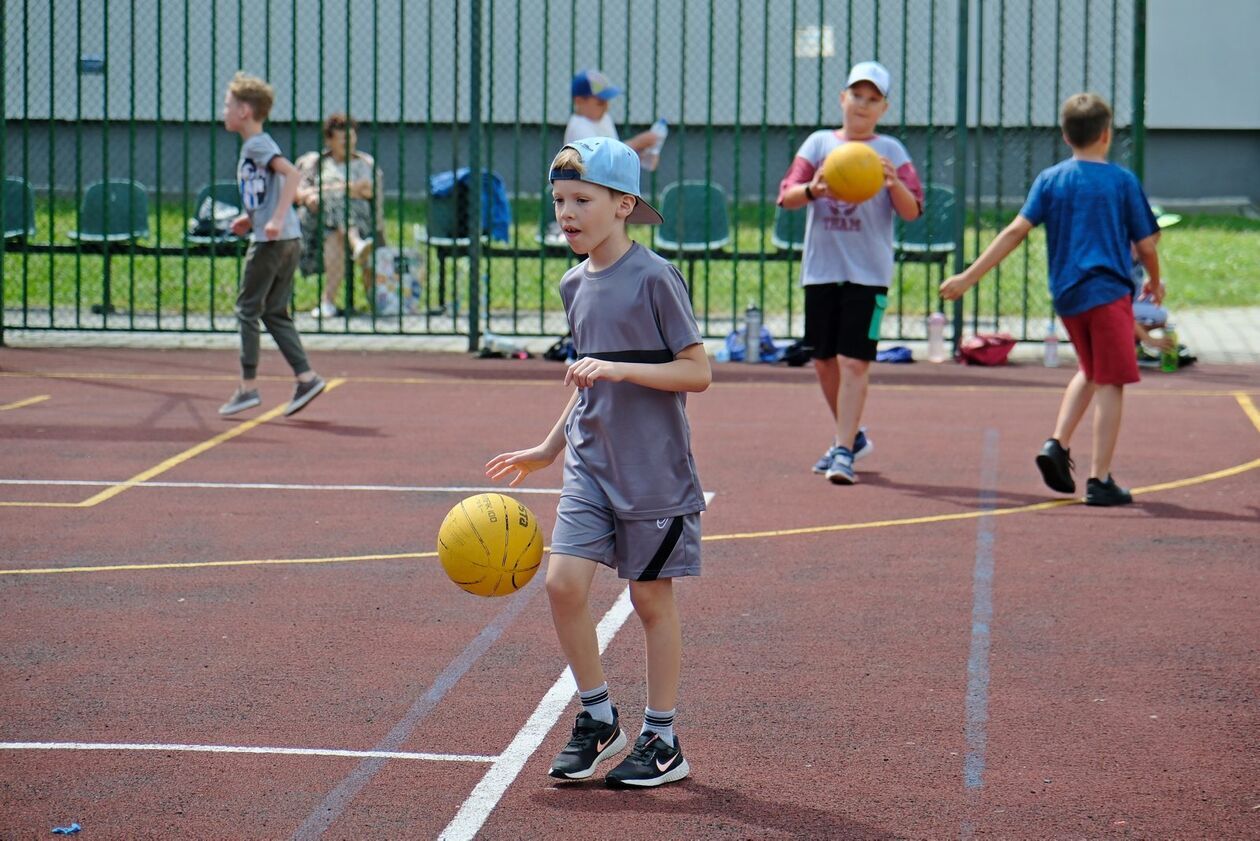  Wakacyjna Akademia Aktywnego Dziecka: trening koszykówki na boisku przy ul. Krasińskiego 7 (zdjęcie 2) - Autor: DW
