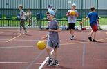 Wakacyjna Akademia Aktywnego Dziecka: trening koszykówki na boisku przy ul. Krasińskiego 7 (zdjęcie 2)