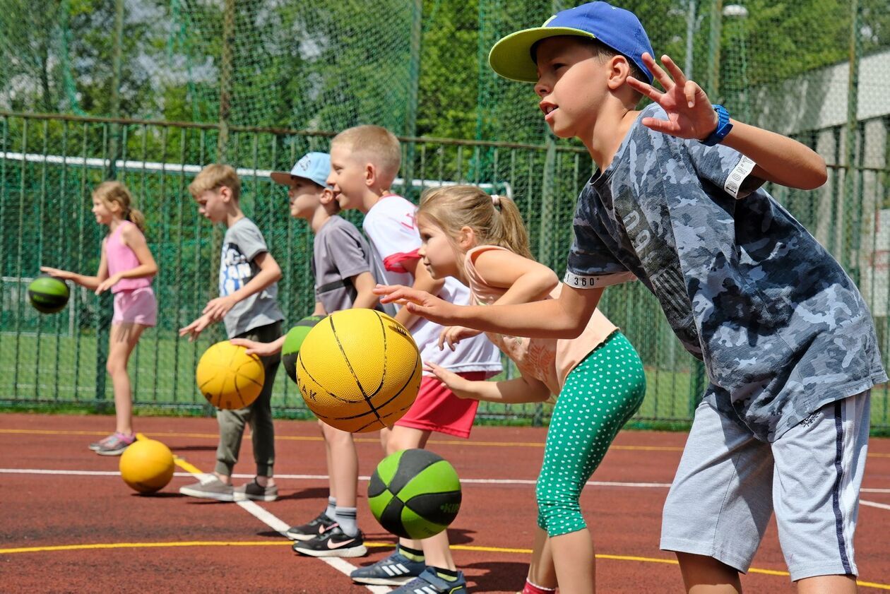 Wakacyjna Akademia Aktywnego Dziecka: trening koszykówki na boisku przy ul. Krasińskiego 7 - Autor: DW