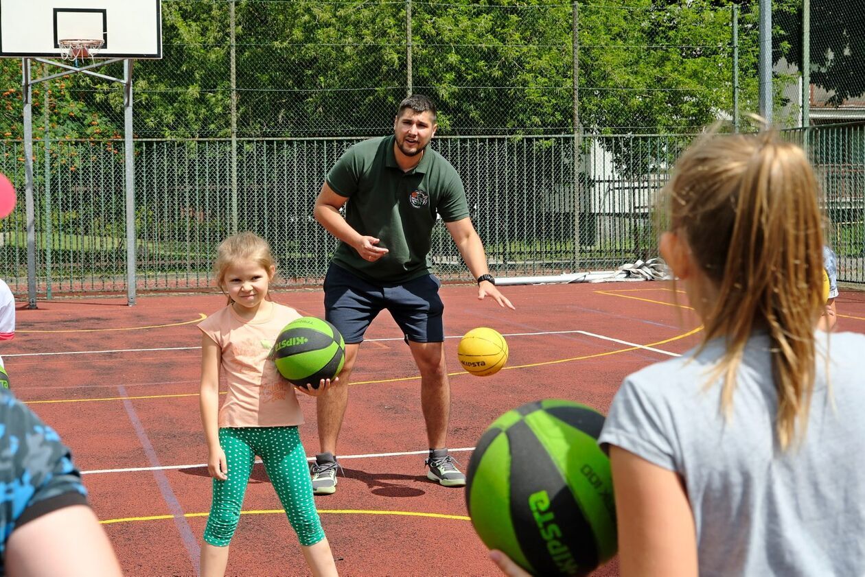  Wakacyjna Akademia Aktywnego Dziecka: trening koszykówki na boisku przy ul. Krasińskiego 7 (zdjęcie 9) - Autor: DW