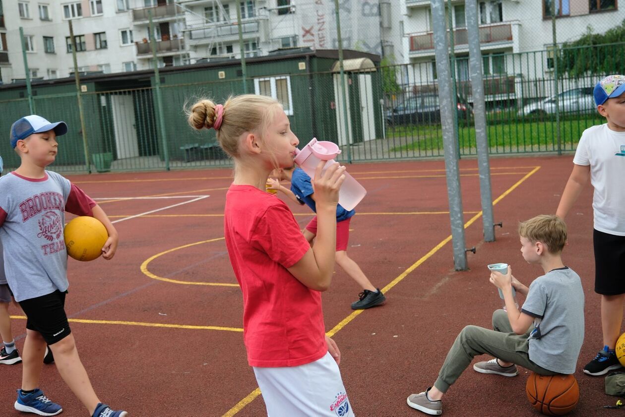  Wakacyjna Akademia Aktywnego Dziecka: trening koszykówki na boisku przy ul. Krasińskiego 7  - Autor: DW