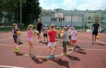 Wakacyjna Akademia Aktywnego Dziecka: trening koszykówki na boisku przy ul. Krasińskiego 7 (zdjęcie 5)