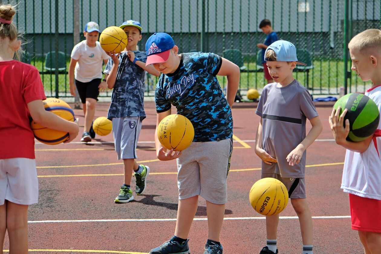  Wakacyjna Akademia Aktywnego Dziecka: trening koszykówki na boisku przy ul. Krasińskiego 7 (zdjęcie 4) - Autor: DW