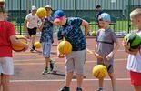 Wakacyjna Akademia Aktywnego Dziecka: trening koszykówki na boisku przy ul. Krasińskiego 7 (zdjęcie 4)
