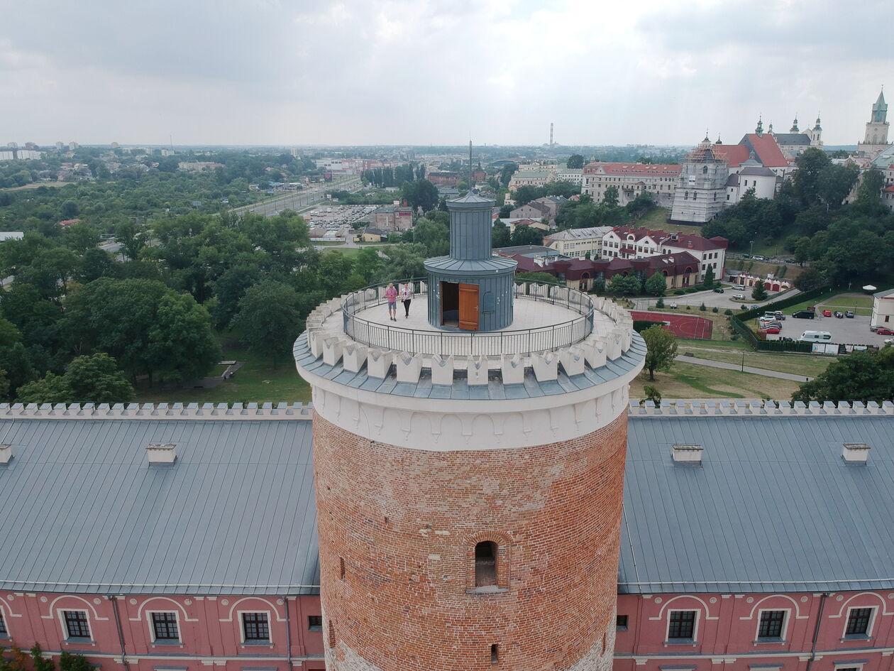  <p>Za najstarszą budowlę zachowaną w Lublinie uznaje się XIII wieczny donżon Zamku Lubelskiego. Charakteryzująca się stylem romańskim wieża powstała jako budowla obronno-mieszkalna.&nbsp;</p>