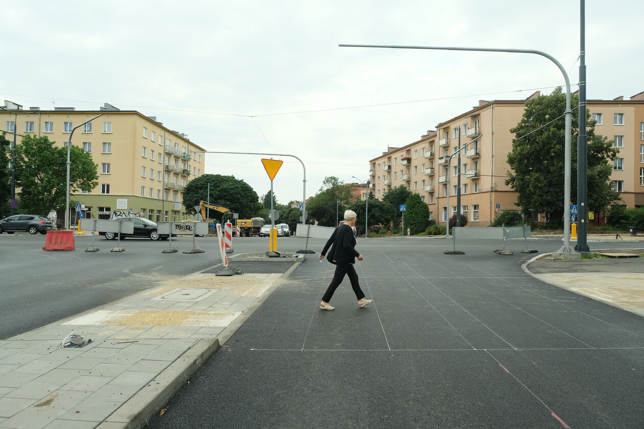  <p>Najdłuższa ulica w Lublinie ma prawie 7 km! I wcale nie jest to aleja Kraśnicka czy Kunickiego. To aleja Solidarności, kt&oacute;ra ma 6955 m. Kolejne to:</p>
<p class="MsoNormal">Osmolicka: 6929 metr&oacute;w</p>
<p class="MsoNormal">al. Kraśnicka: 6107 metr&oacute;w</p>
<p class="MsoNormal">Mełgiewska: 6069 metr&oacute;w</p>
<p class="MsoNormal">Krężnicka: 5959 metr&oacute;w</p>
<p class="MsoNormal">al. Witosa: 5092 metr&oacute;w</p>
<p class="MsoNormal">Droga Męczennik&oacute;w Majdanka: 5036 metr&oacute;w</p>
<p class="MsoNormal">Jana Pawła II: 4526 metr&oacute;w</p>
<p class="MsoNormal">Nałęczowska: 3946 metr&oacute;w</p>
<p class="MsoNormal">Abramowicka: 3709 metr&oacute;w</p>