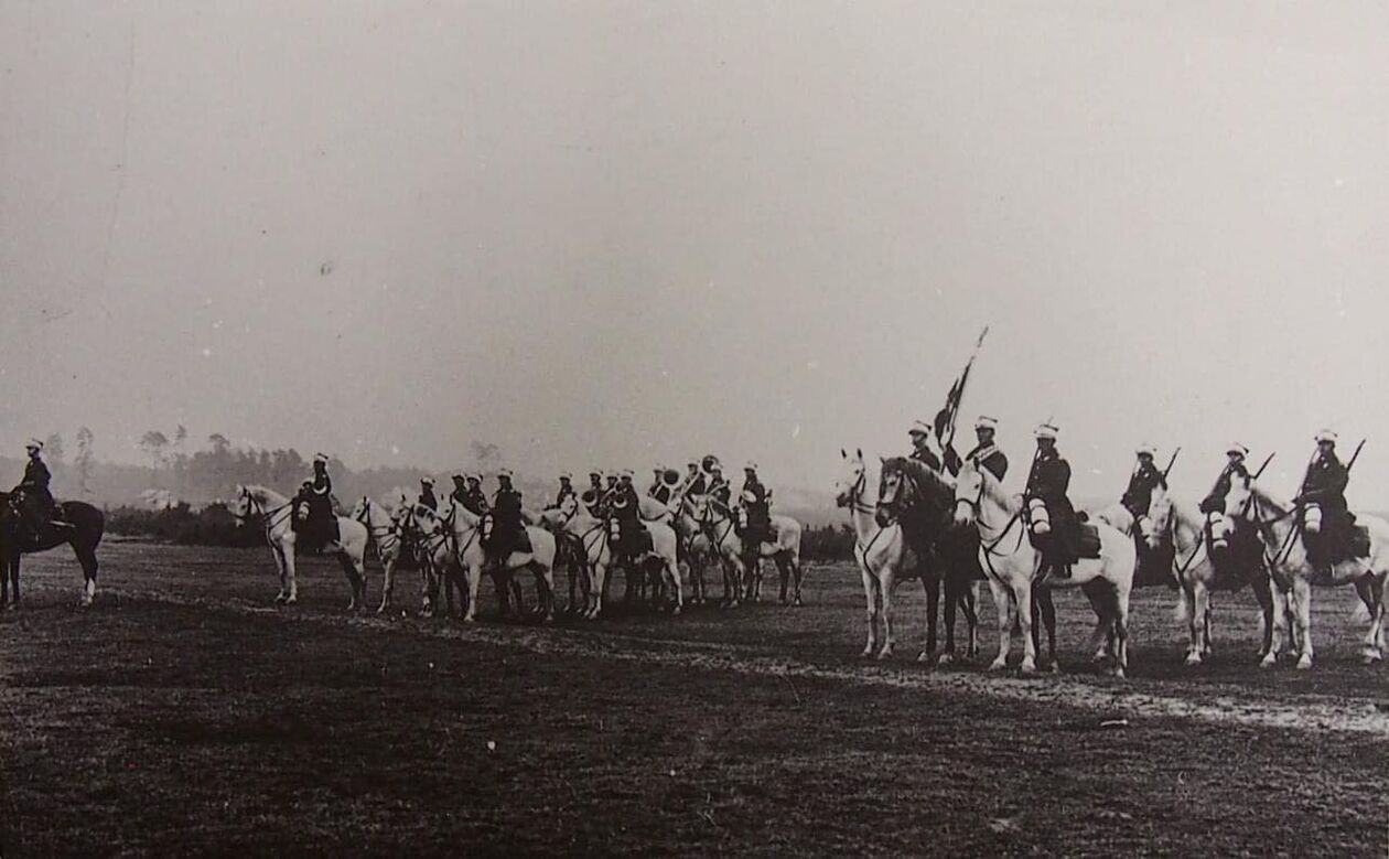  <p>Pułk przed ostatnią defiladą w szyku konnym, Kraśnik 3 maja 1937 roku.</p>