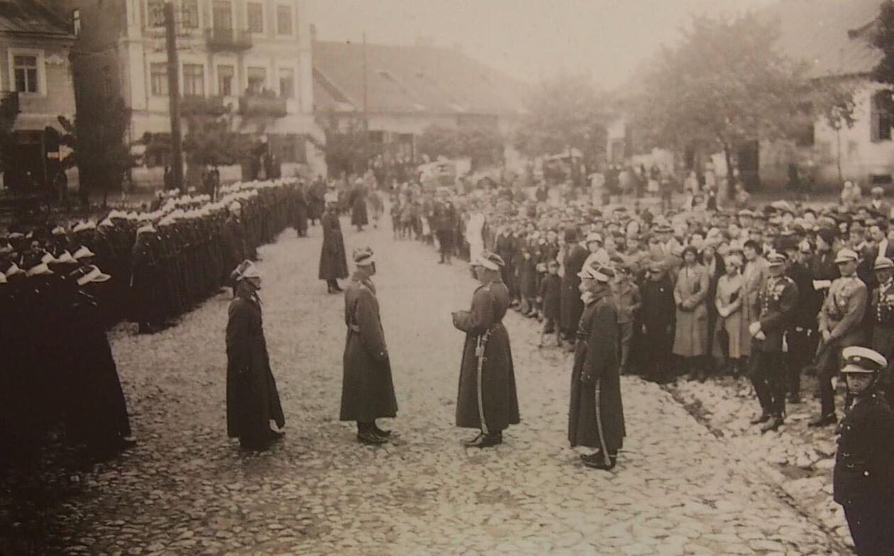  <p>Przed defiladą. Przodem do szyku stoi dow&oacute;dca Pułku ppłk Kazimierz Halicki, za nim adiutant por.Jan Kański.</p>