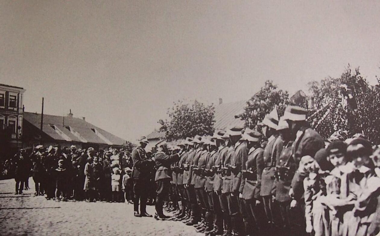  <p>Ceremonia dekoracji ułan&oacute;w sznurami strzeleckimi w dniu 3-go Maja.</p>