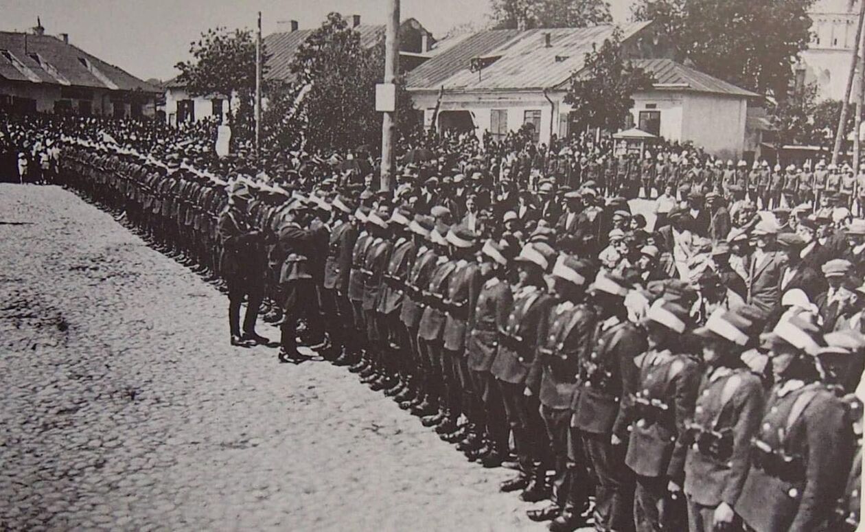 <p>Ceremonia dekoracji ułan&oacute;w sznurami strzeleckimi w dniu 3-go Maja.</p>