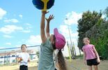 Akcja Lato w Mieście: nauka gry w siatkówkę plażową  (zdjęcie 4)