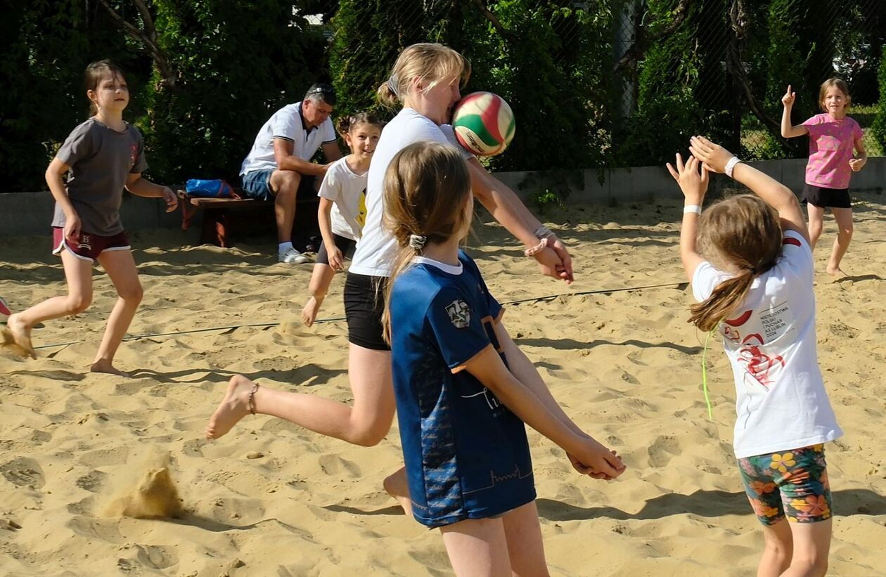  Akcja Lato w Mieście: nauka gry w siatkówkę plażową  (zdjęcie 25) - Autor: DW