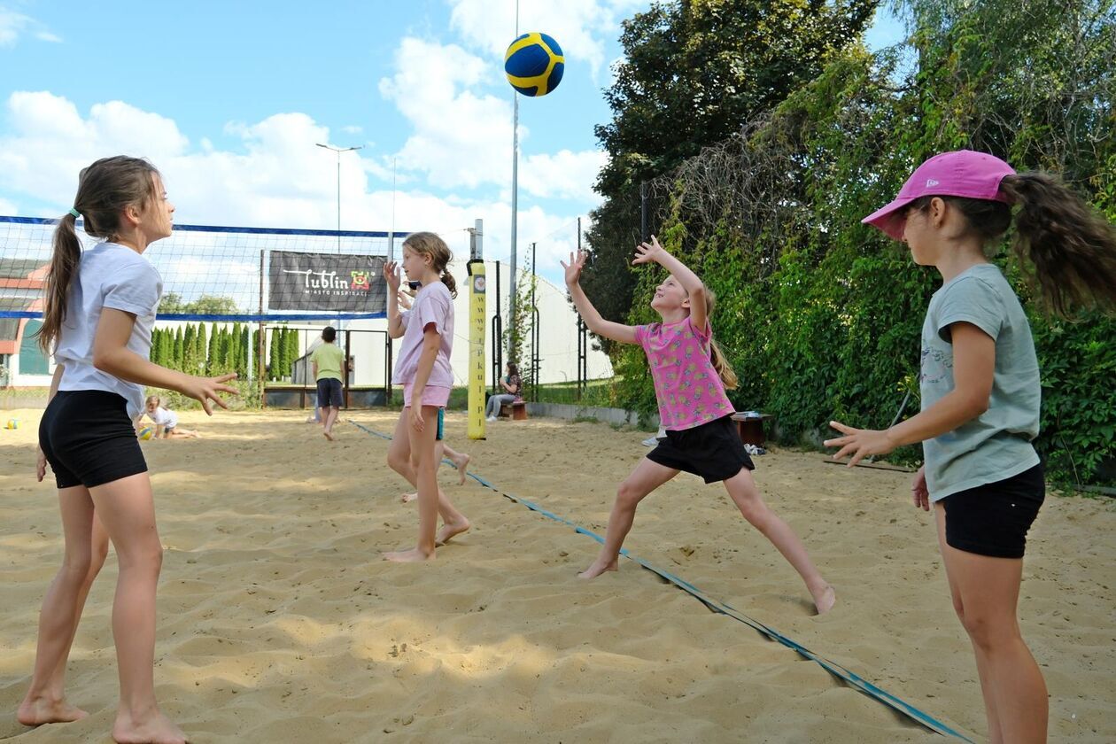  Akcja Lato w Mieście: nauka gry w siatkówkę plażową  (zdjęcie 6) - Autor: DW