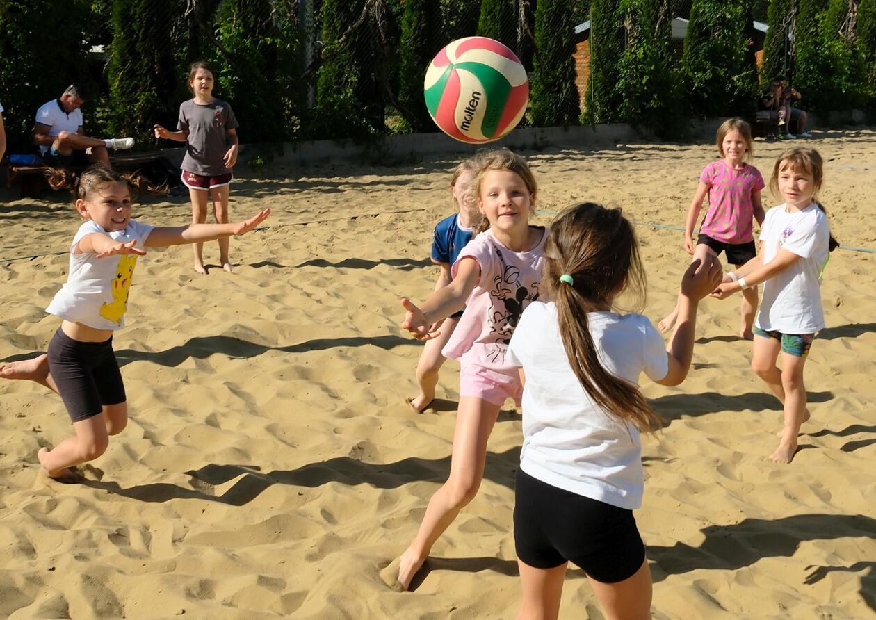  Akcja Lato w Mieście: nauka gry w siatkówkę plażową  (zdjęcie 30) - Autor: DW