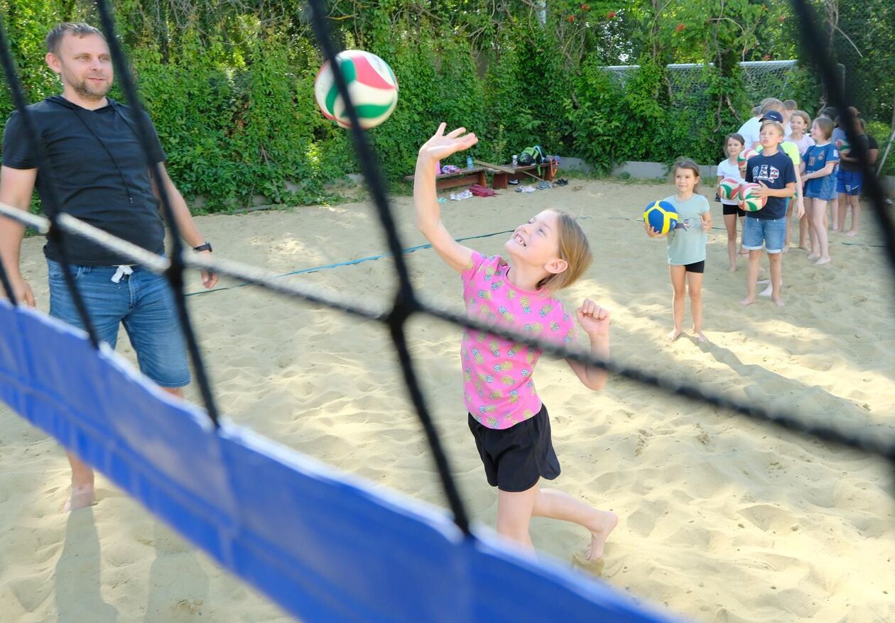  Akcja Lato w Mieście: nauka gry w siatkówkę plażową  (zdjęcie 12) - Autor: DW