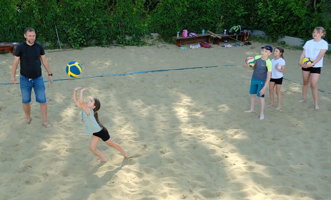  Akcja Lato w Mieście: nauka gry w siatkówkę plażową  (zdjęcie 16) - Autor: DW