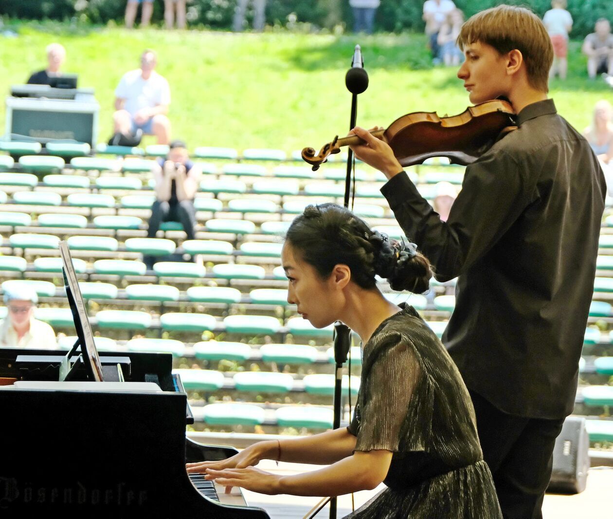  Koncert muzyki braci Wieniawskich w Muszli Koncertowej Ogrodu Saskiego    (zdjęcie 18) - Autor: DW