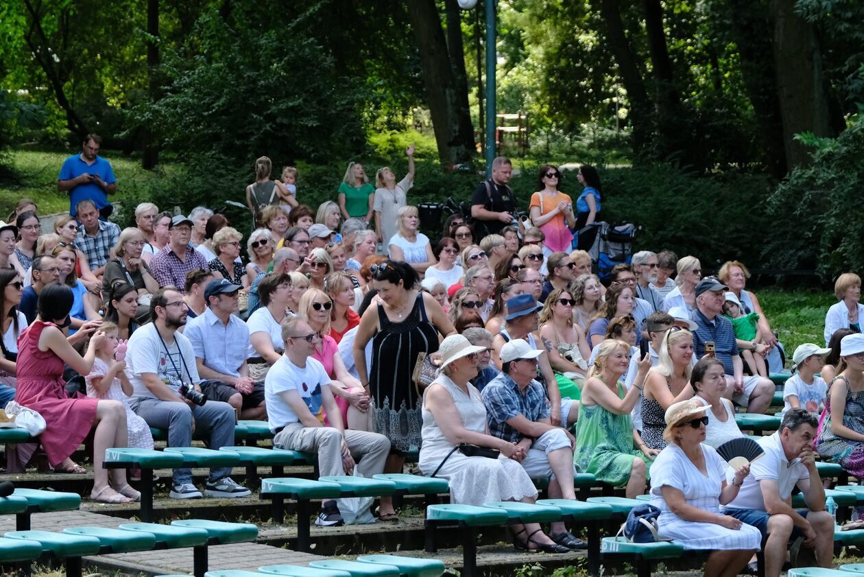  Koncert muzyki braci Wieniawskich w Muszli Koncertowej Ogrodu Saskiego    (zdjęcie 9) - Autor: DW