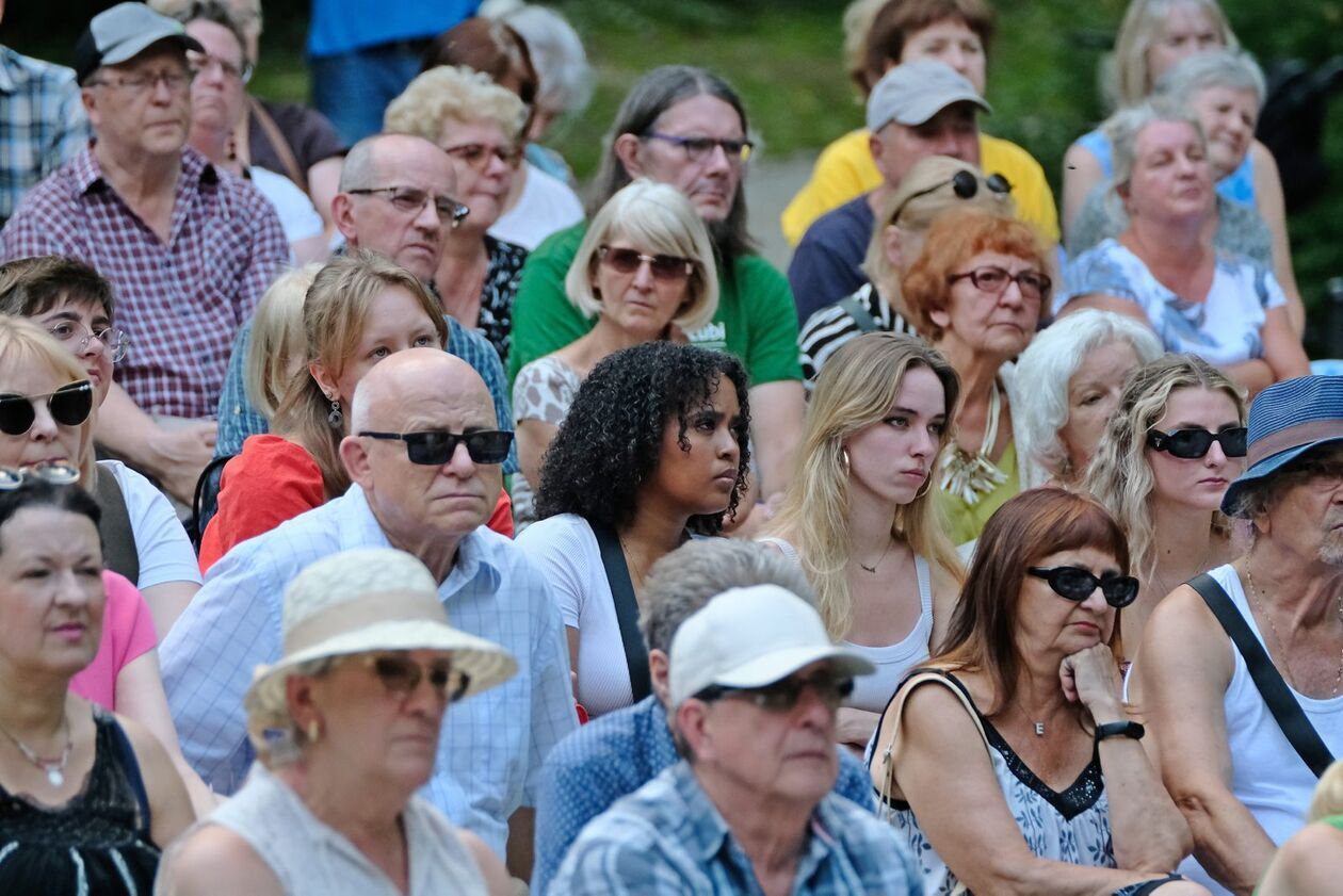  Koncert muzyki braci Wieniawskich w Muszli Koncertowej Ogrodu Saskiego    (zdjęcie 7) - Autor: DW