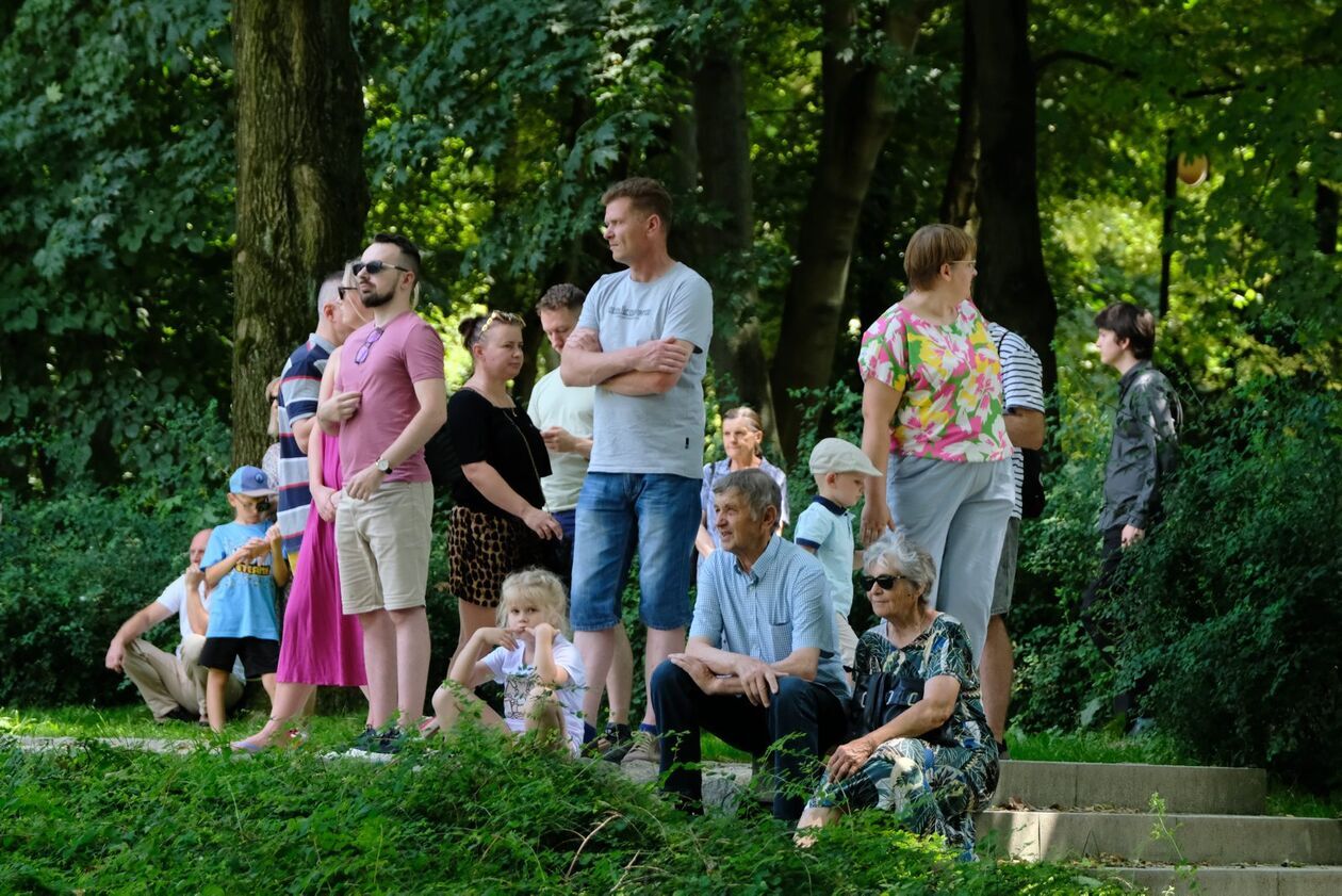  Koncert muzyki braci Wieniawskich w Muszli Koncertowej Ogrodu Saskiego    (zdjęcie 19) - Autor: DW