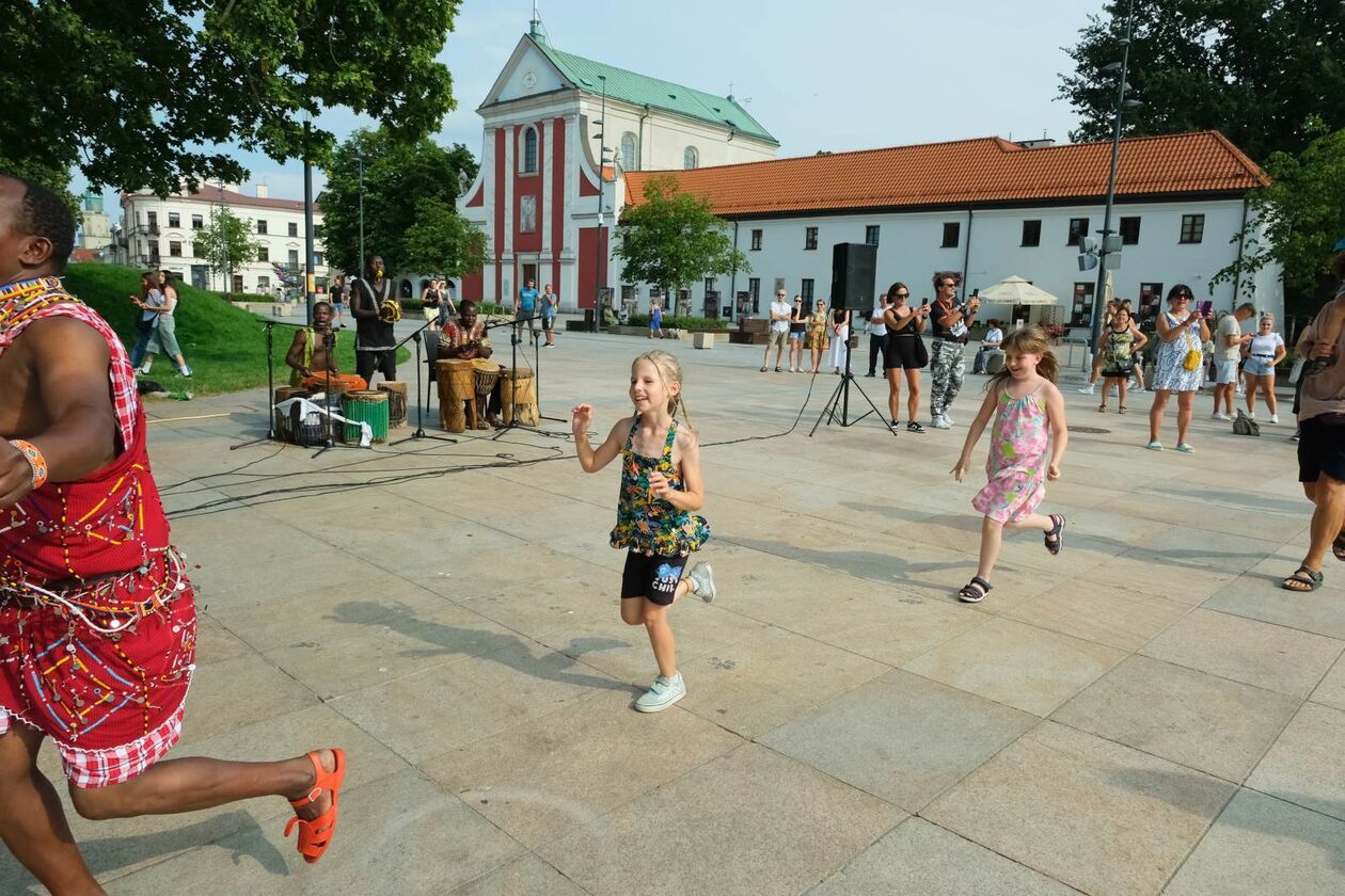  38. MSF: Nauka afrykańskich tańców ludowych na pl. Litewskim (zdjęcie 21) - Autor: DW