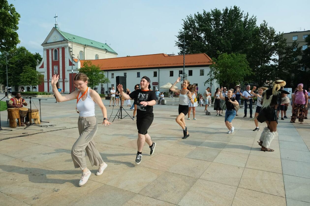  38. MSF: Nauka afrykańskich tańców ludowych na pl. Litewskim (zdjęcie 19) - Autor: DW