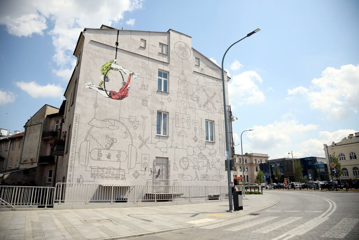  <p>Prawdziwie lubelski mural wita podr&oacute;żnych przyjeżdżających do Lublina od lipca 2023 roku. Powstał z okazji otrzymania przez miasto tytułu Europejskiej Stolicy Młodzieży i znajdziemy na nim wszystko co lubelskie: Wieżę Trynitarską, cebularza, zamek, żużlowca, koziołka, sztukmistrza idącego po linie oraz cyrkowc&oacute;w w barwach miasta.&nbsp;</p>